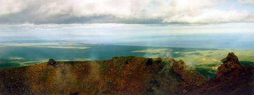 Вид с кратера конуса Савича на Кроноцкий залив Тихого Океана.